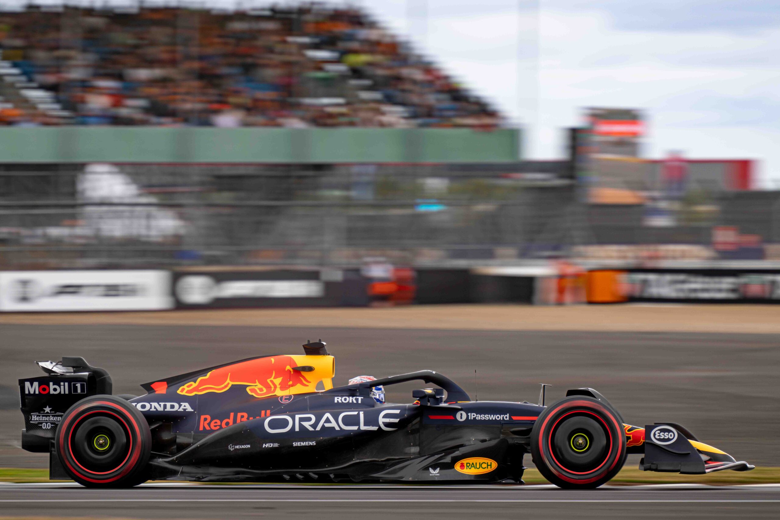 Capturing Speed: Dynamic F1 Racing Photography